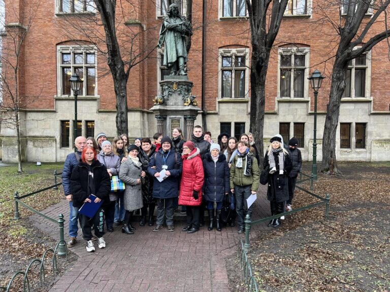 Seniorzy w naszej szkole w ramach projektu „Kapucyńska 2 łączy pokolenia”