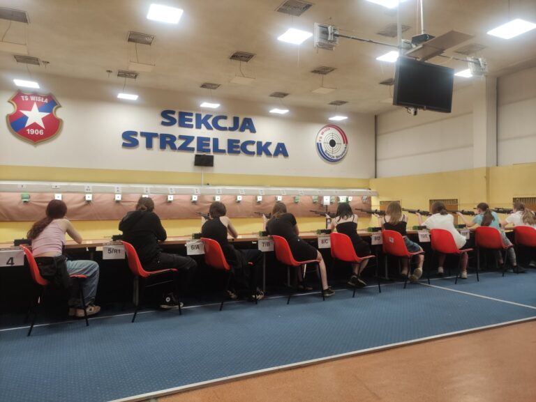 Uczniowie na szkoleniu strzeleckim na strzelnicy sportowej TS Wisła