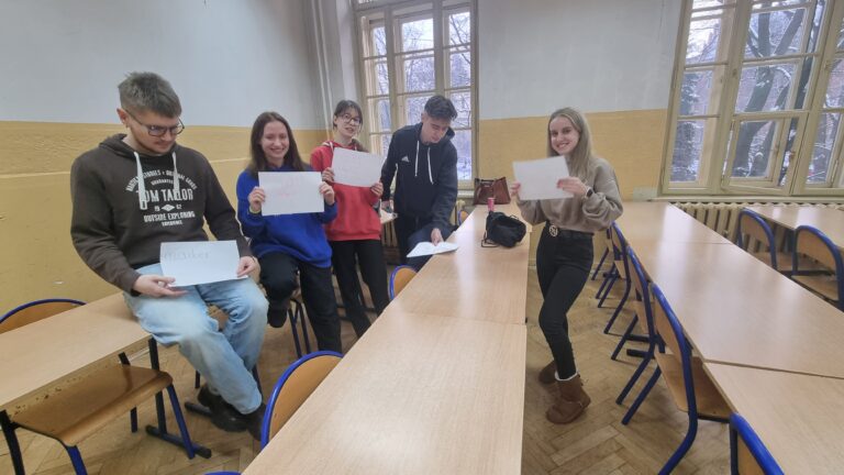 Dwujęzyczne oznakowania na terenie szkoły w ramach Erasmus+