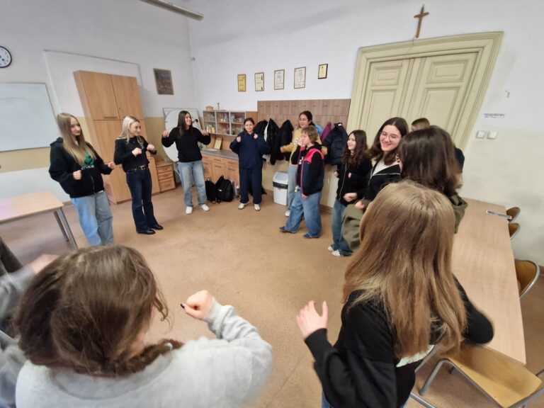 Uczniowie szkół podstawowych w naszej szkole w ramach projektu „Rajd po fach”