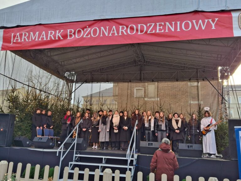 Sztuka Bożonarodzeniowa na Rynku Głównym w wykonaniu naszych uczniów.