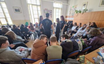 Uczniowie klas 7 i 8 w naszej szkole w ramach projektu „Rajd po fach”