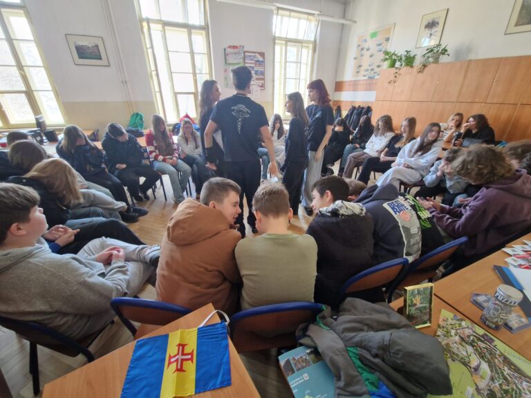 Uczniowie klas 7 i 8 w naszej szkole w ramach projektu „Rajd po fach”